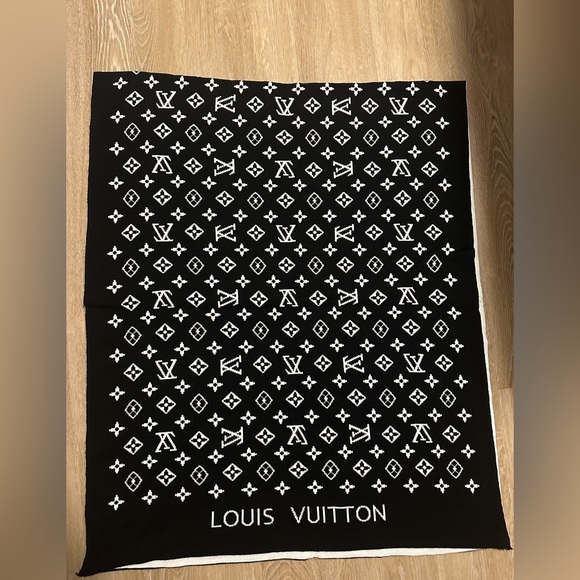 Lv Patterned Silk Cashmere Double Sided Shawl black& white - Picture 1 of 3